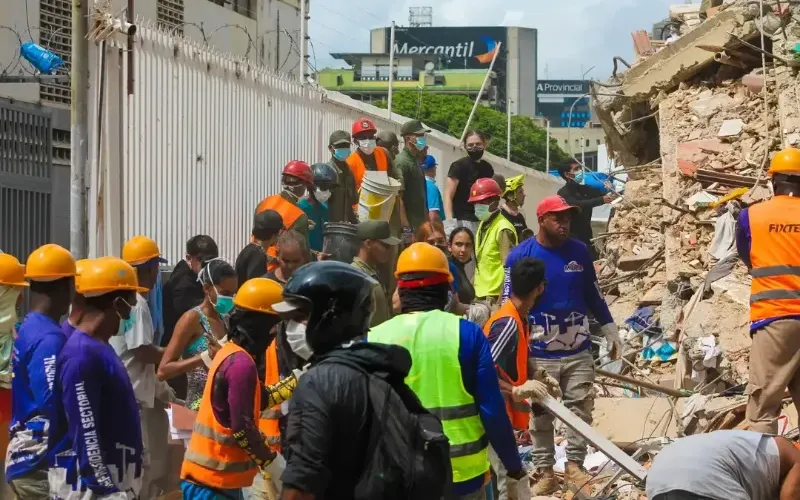 -cuerpos-de-seguridad-y-rescate-se-mantienen-desplegados-en-el-edificio-rita-de-la-av.-lo-784bad.webp