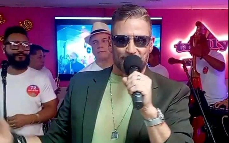 Enrique Barrios estrenó su viaje musical 360° con "Mis Recuerdos"