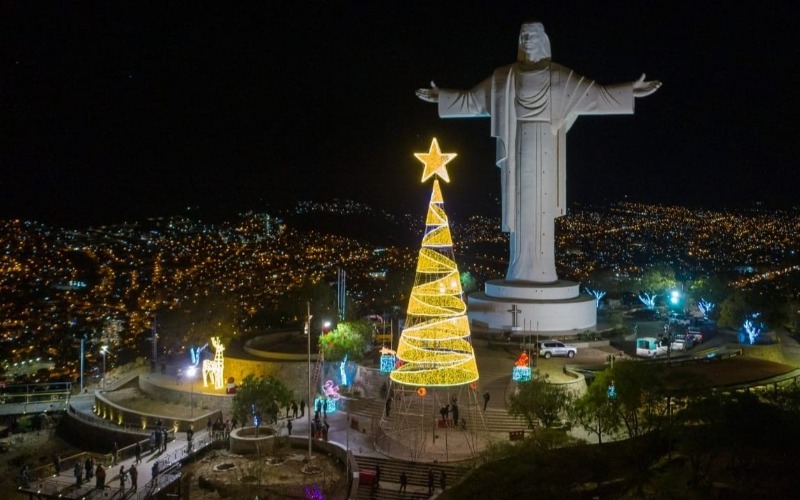 Bolivia enciende la Navidad en el Cristo de la Concordia