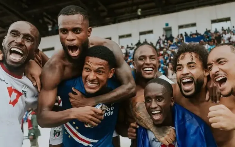 20251015-algunos-futbolistas-cabo-verde-celebran-su-clasificacion-al-mundial-2026-7489f3.webp