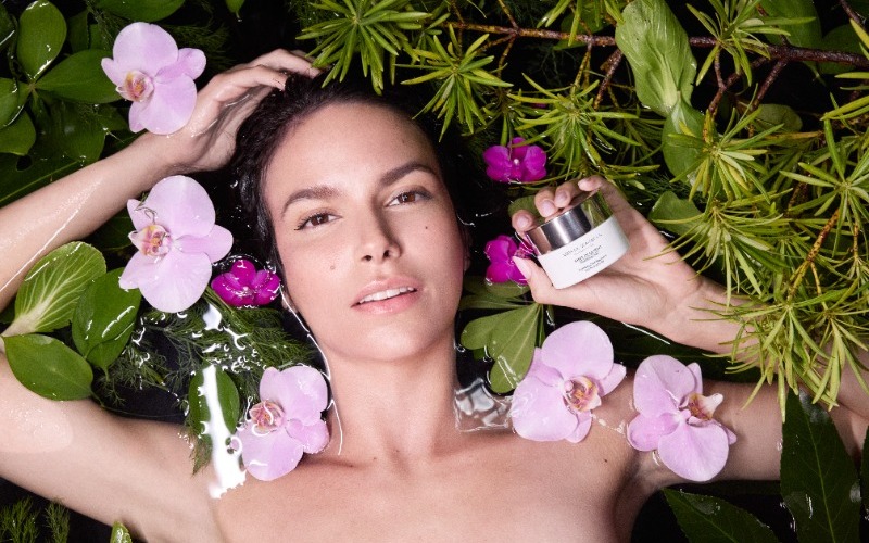 Modelo venezolana Gema Zarina se prepara para el 2025 con su línea de skincare