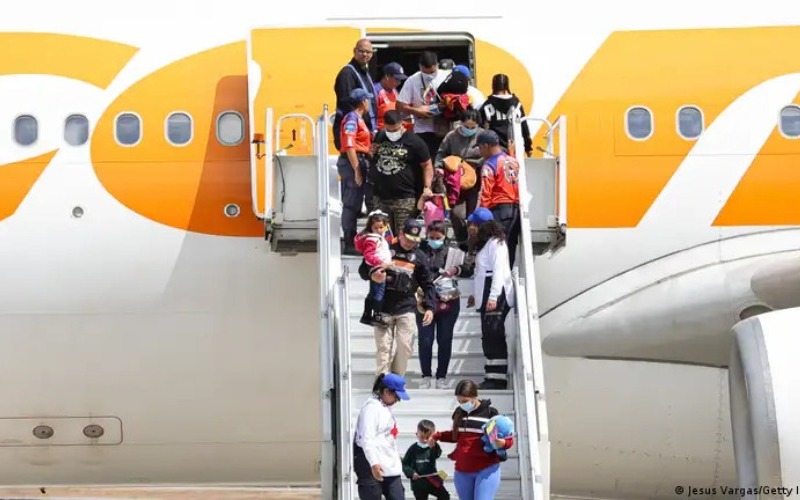 Venezuela recibe a 387 connacionales repatriados desde Estados Unidos