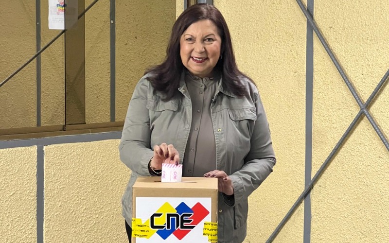 Alcaldesa Carmen Meléndez ejerció su derecho al voto y aseguró que el proceso es rápido