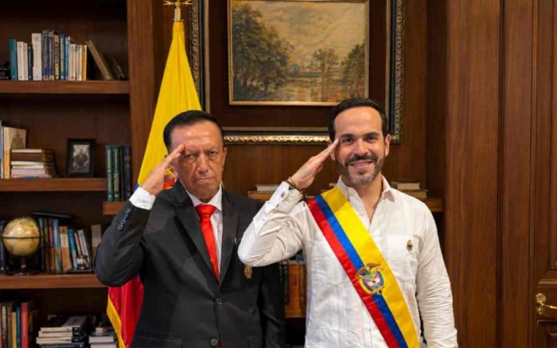 abelardo-de-la-espriella-recibe-la-banda-presidencial-que-utilizara-en-su-investidura-f70477.jpg