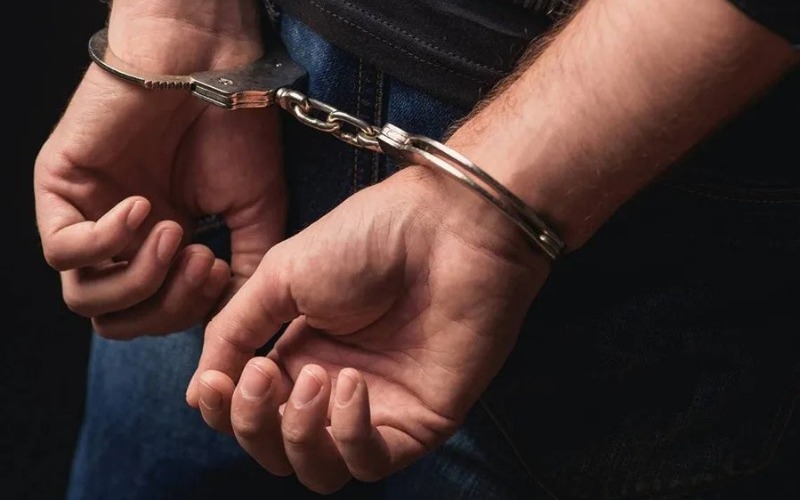 apresado-detenido-preso-esposado-1-180afa.jpg
