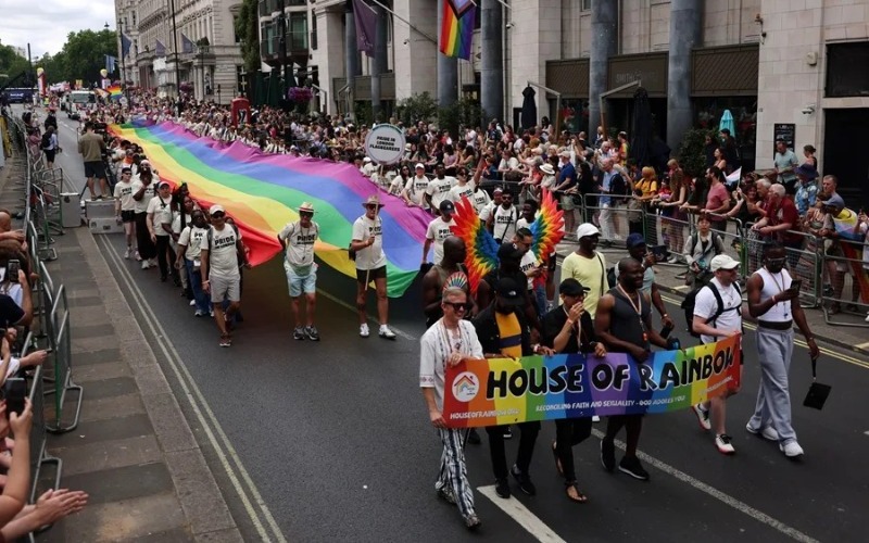 ara1-britain-pride-parade-b975fc.jpg