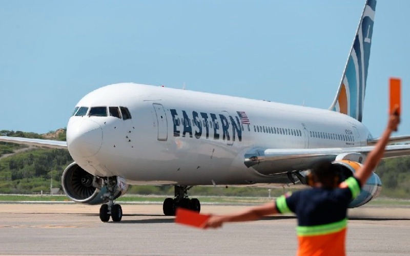 avion-de-eastern-airlines-una-compania-que-opera-vuelos-charters-38904-6aa719.jpg