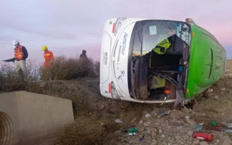 bus-chileno-vuelca-en-bolivia-y-deja-al-menos-22-heridos-y-9-muertos-dos-son-menores-de-edad-750x400-eff576.jpg