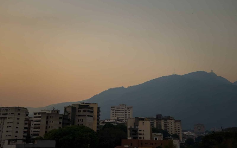 calima-polvo-del-sahara-caracas-avila-waraira-repano-warairarepano-humo-montana-ciudad-edificios-efe-112355.jpg