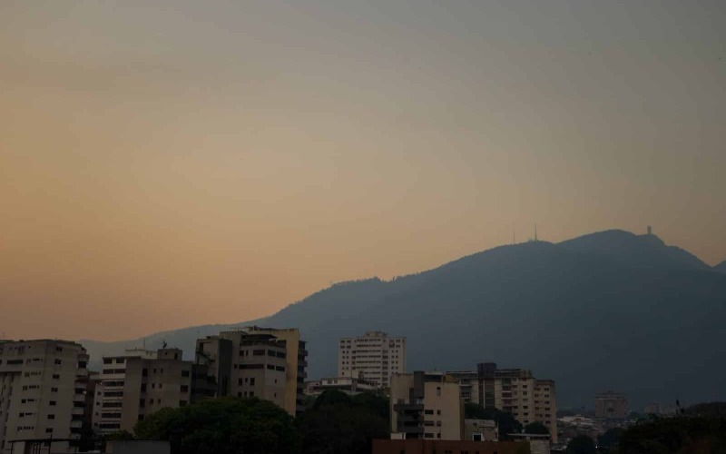 calima-polvo-del-sahara-caracas-avila-waraira-repano-warairarepano-humo-montana-ciudad-edificios-efe-c0abba.jpg