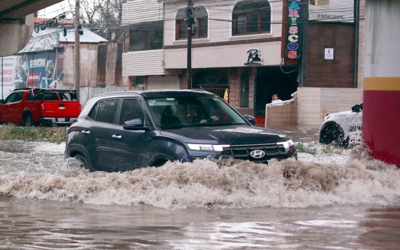 calle-inundada-debido-a-las-fuertes-lluvias-este-martes-en-pachuca-78b658.jpg