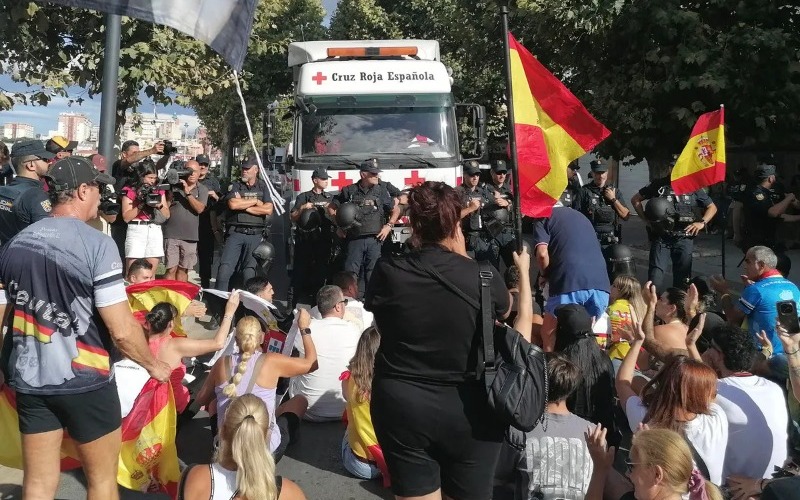 ceutis-bloquean-paso-convoy-cruz-roja-que-iba-dar-comida-inmigrantes_103-247c9d.jpg