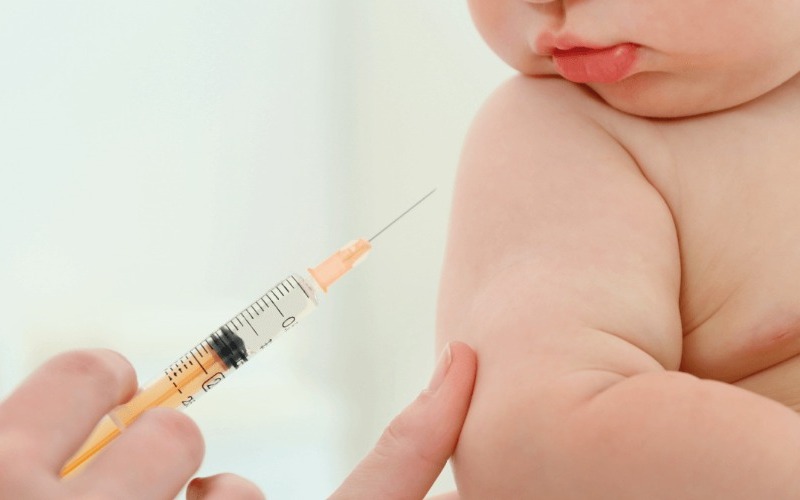 como-cuidar-a-un-bebe-despues-de-las-vacunas-7d01ce.jpg
