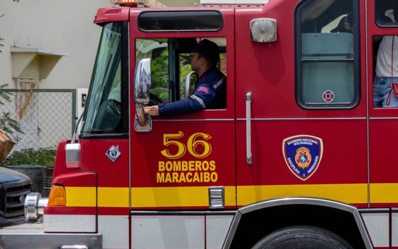 cuerpo-de-bomberos-de-maracaibo-extingue-incendio-en-hipermecado-famoso-8eacde.jpg