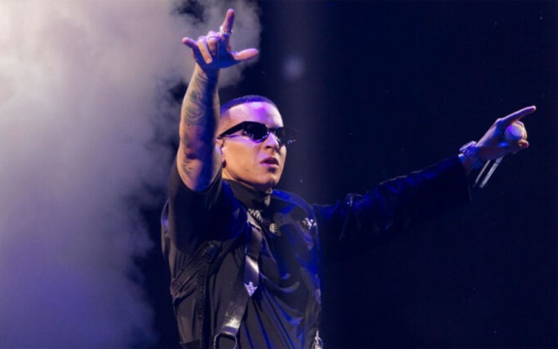 daddy-yankee-escenario-696x422-89a34a.jpg