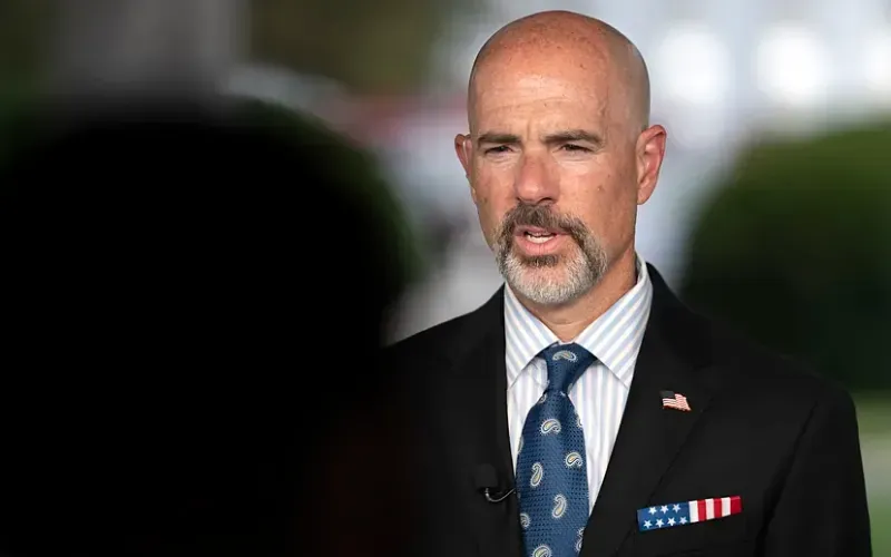 Director de la DEA recibe poderes del comisario de policía en Washington D. C.