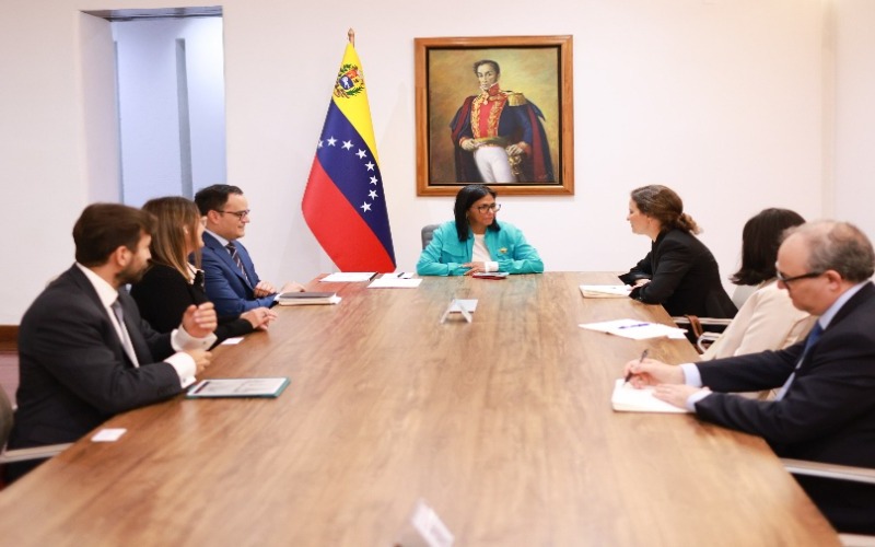 delcy-rodriguez-con-susana-cordeiro-guerra-vicepresidenta-para-america-latina-del-banco-mundial-60908-e18618.jpg