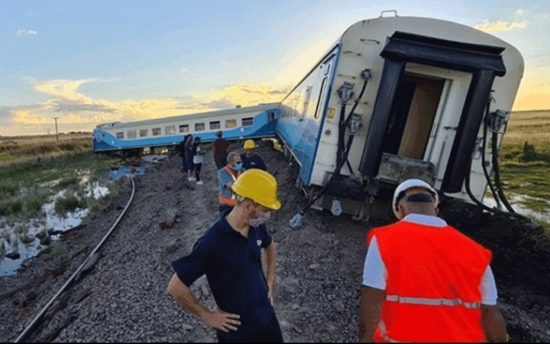 descarrila-un-tren-en-buenos-aires-y-deja-20-pasajeros-heridos-elorientaldemongas.com-12-de-noviembre-del-2025-1024x477-aa8a48.jpg