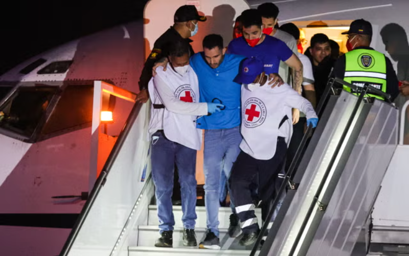 detained-venezuelans-arrive-in-caracas-from-el-salvador-as-part-of-exchange-agreement-with-the-us-32-34fb2d.avif