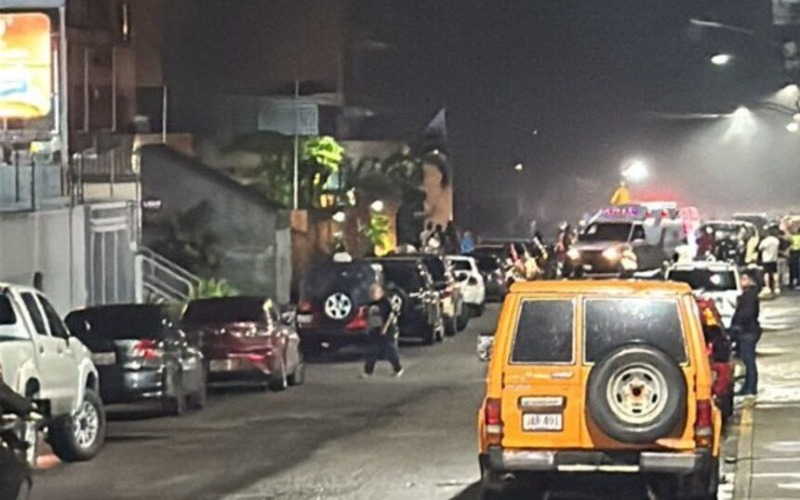 15 personas afectadas por humo tras incendio de vehículo en Los Palos Grandes