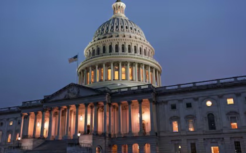 el-capitolio-al-anochecer-mientras-democratas-y-ish6jnscgrg57ljjyzgxixgtje-295013.jpg