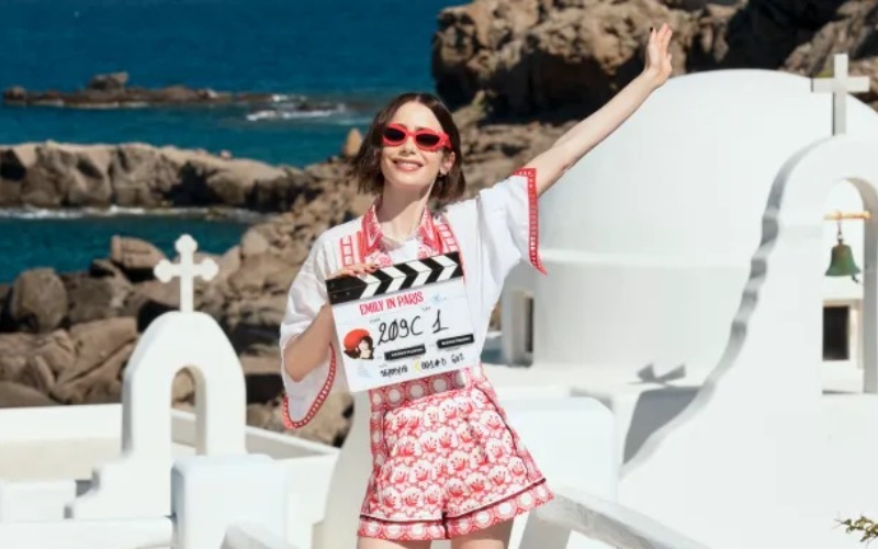 emilyinparis-cd0c35.jpg