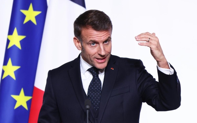 emmanuel-macron-presidente-de-francia-en-una-conferencia-de-prensa-durante-la-reunion-de-la-coalicion-de-la-voluntad-en-el-palacio-del-eliseo-el-6-de-enero-de-2026-en-paris-francia-00fc4e.jpg