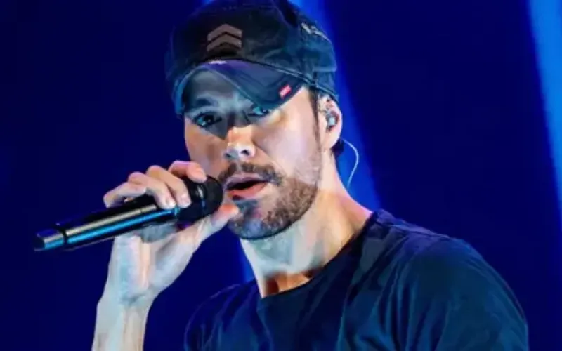 enrique-iglesias-ae3002.webp