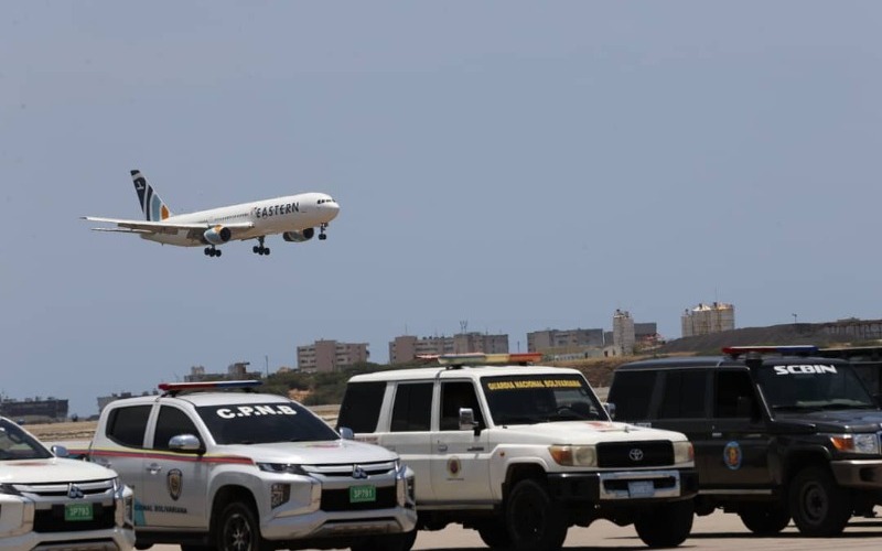 entre-risas-y-abrazos-marcan-la-llegada-del-vuelo-58-con-110-migrantes-venezolanos-repatriados-desde-eeuu-6-45fe65.jpeg