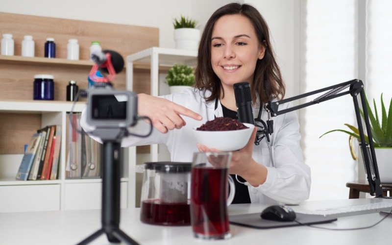 female-nutritionist-talking-about-hibiscus-dr.width-1920-d6ed71.jpg