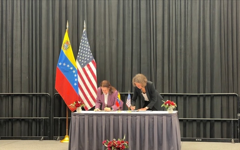 firma-de-contrato-con-la-corporacion-estadounidense-hunt-oil-204936-fd9ab6.jpg