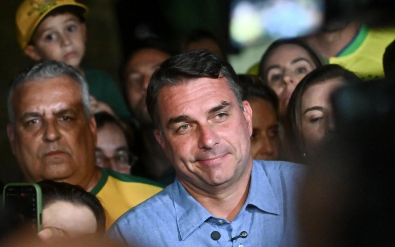 flavio-bolsonaro-celebra-la-mayoria-abrumadora-de-la-derecha-en-el-congreso-brasileno-07153b.jpg