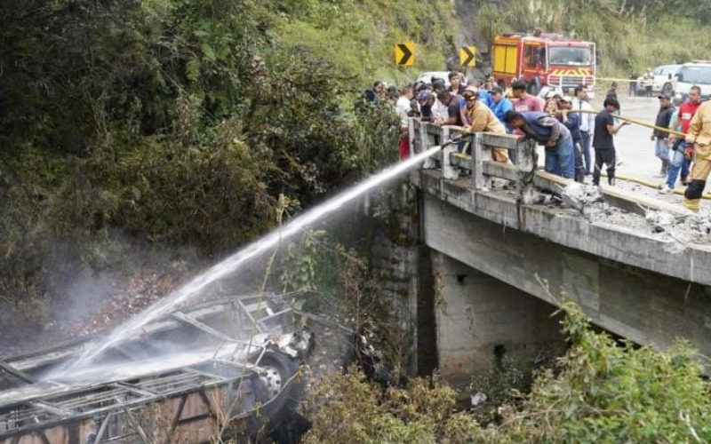fotografia-cedida-por-bomberos-cuenca-que-muestra-a-sus-integrantes-atendiendo-el-accidente-de-un-autobus-que-se-precipito-a-un-abismo-y-posteriormente-se-incendio-el-16-de-abril-de-2026-en-ecuador-ee1dcd.jpeg