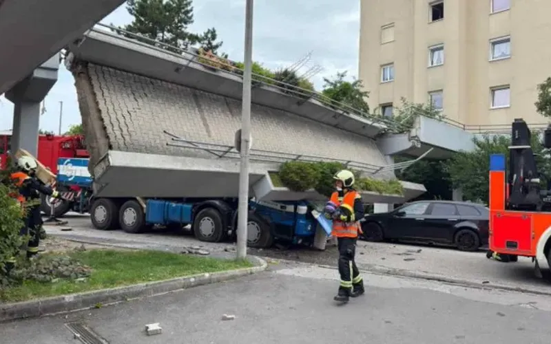 Dos heridos graves al derrumbarse un puente sobre un camión en la ciudad austríaca de Linz
