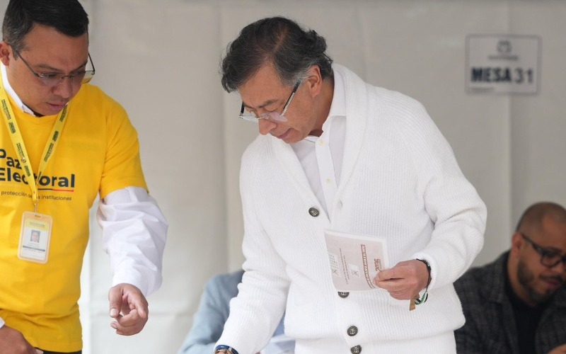 Petro vota y pide a los colombianos que lo hagan pensando en "el interés general"