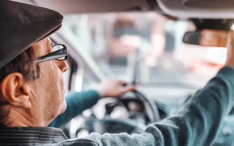 hombre-mayor-conduciendo_103-c1bf5b.webp