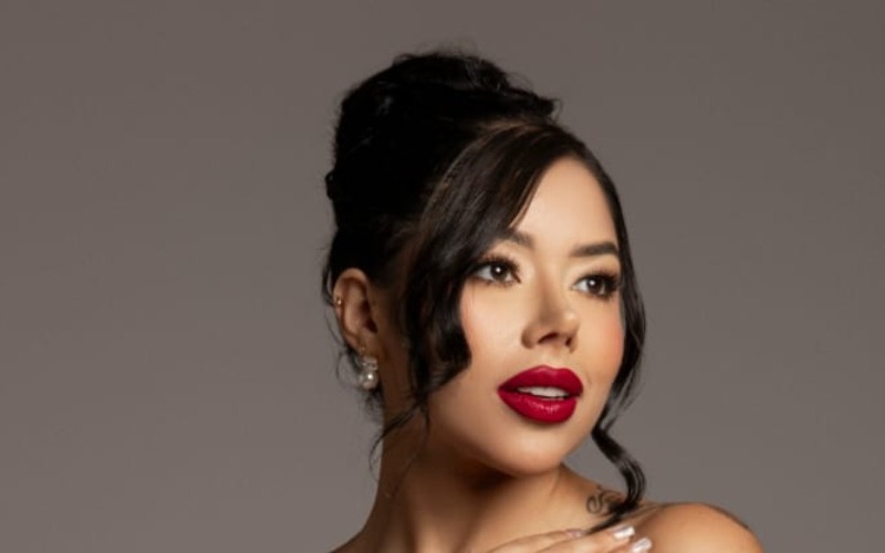 Ámbar García presenta “¿Qué me hiciste tú?”, escrito por Felipe Peláez