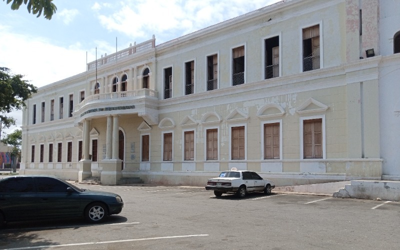 Fallece un hombre tras derrumbe en la entrada del antiguo Hospital Central de Maracaibo