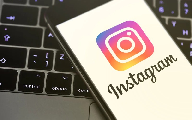 instagram-logo-on-smartphone-screen-090309.jpg