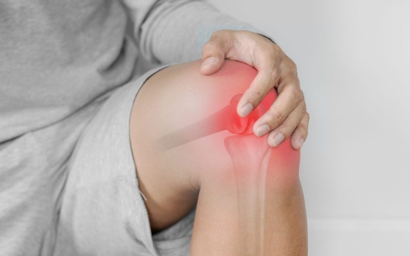 joint-pain-arthritis-and-tendon-problems-man-touching-nee-at-pain-point-scaled-2560x1280-716590.jpg