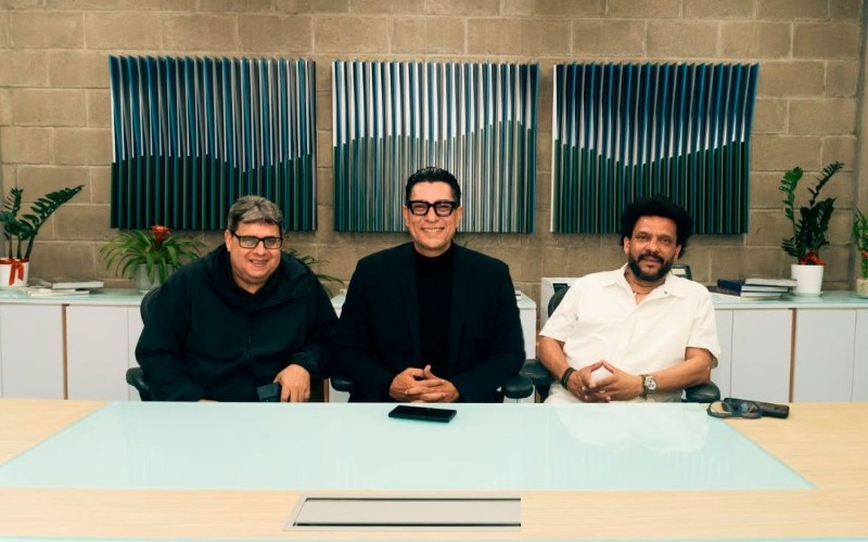 joseph-amado-junto-a-jorge-redondo-ceo-oz-show-y-eugenio-carreo-director-de-gestion-orquestal-el-sistema-d7dedf.jpg