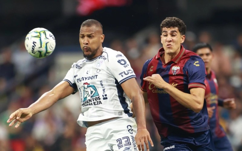 juan-carrera-d-de-atlante-disputa-un-balon-con-el-venezolano-salomon-rondon-de-pachuca-este-viernes-en-un-partido-de-la-liga-mx-entre.-efe-2012df.jpg
