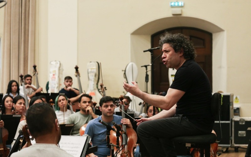 la-orquesta-sinfonica-simon-bolivar-de-venezuela-y-gustavo-dudamel-hacen-historia-junto-a-coldplay-93fd4f.jpg
