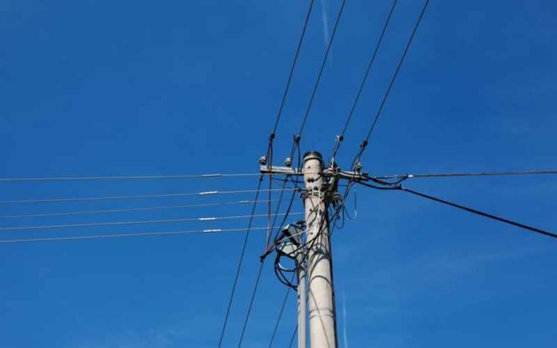 lineas-electricas-postes-electricos-salientes-cables-electricos-contra-cielo-azul-nubes_610882-10601-8d61d5.jpg