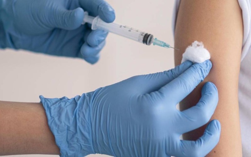little-girl-vaccinating-coronavirus-h_2154416_20250424143017-6be709.jpg
