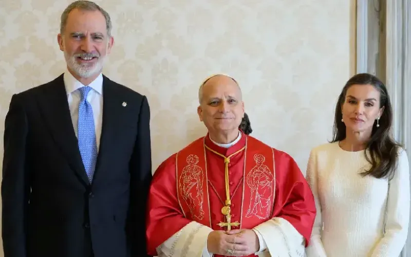 los-reyes-abordaron-en-el-vaticano-la-visita-a-espana-del-papa-y-el-compromiso-por-la-paz-e0033e.webp