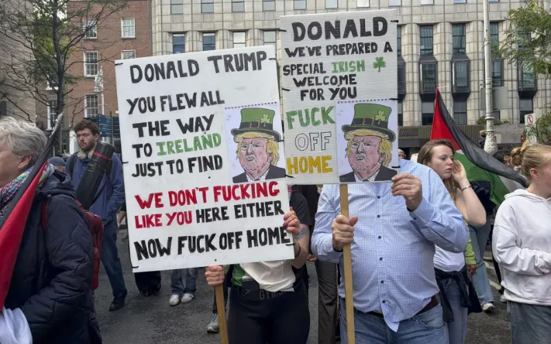 mas-de-10.000-personas-recorren-las-calles-de-dublin-en-protesta-por-la-visita-de-trump-2f566d.webp