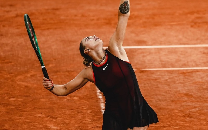 moonwalking-on-chartrier-feels-very-appropriate-for-my-first-rolandgarros-night-match-than-9fd1ef.jpg