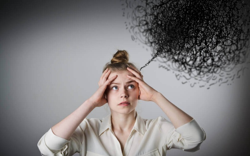 mujer-con-pensamientos-negativos-e2a9c2.jpg