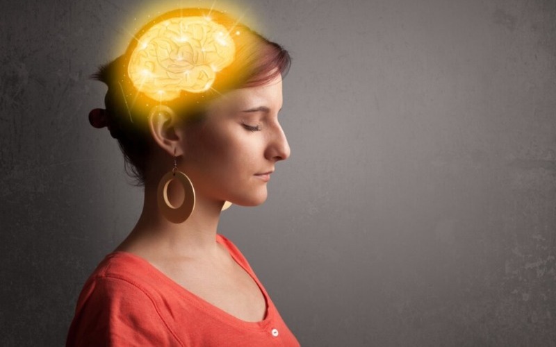 mujer-ilumina-cerebro-ideas-oro-1024x683-8f9ad1.jpg
